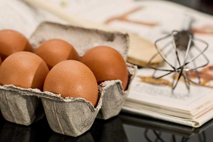 Il modo corretto di togliere le uova dal cartone 